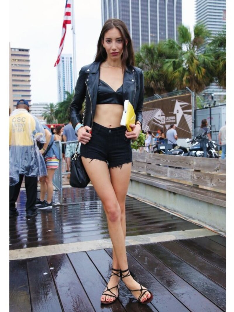 ボディーはライダースで引き締める