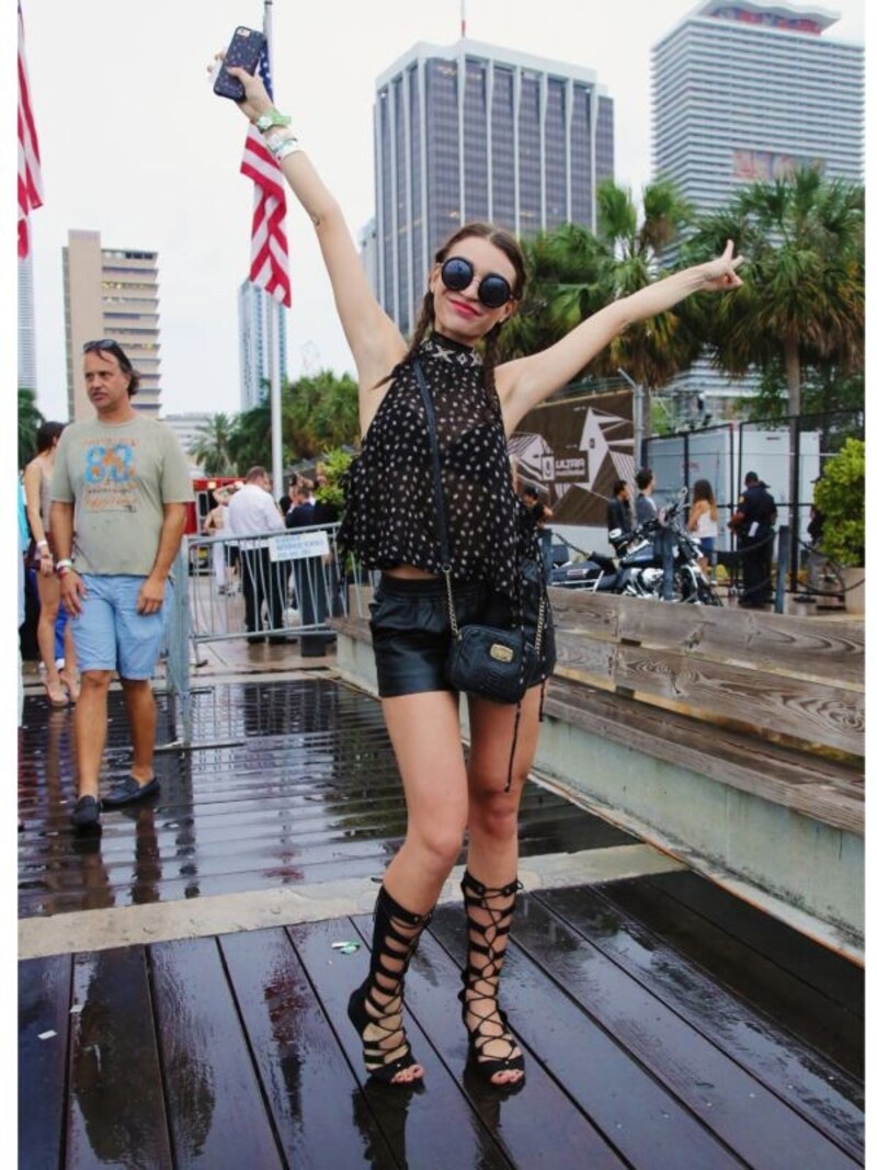 シフォントップスと黒革ショートパンツが好対照