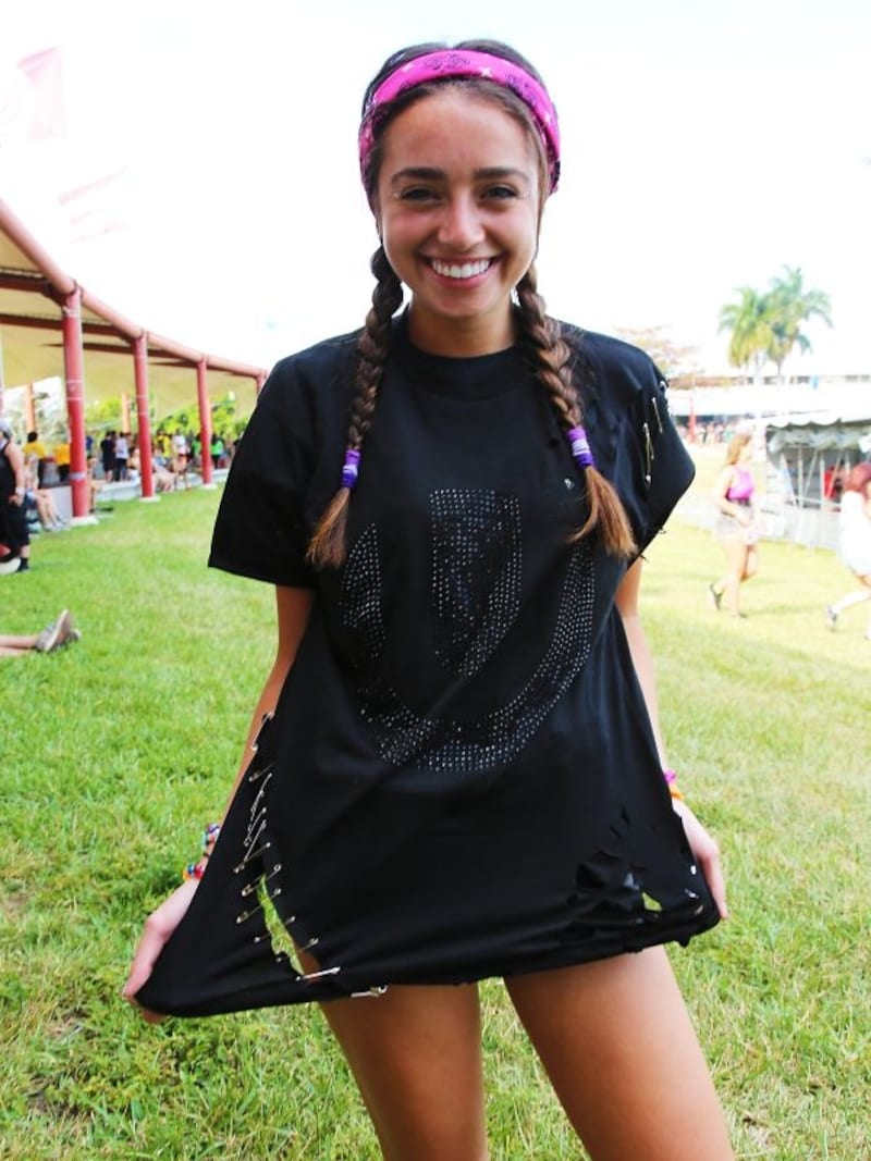 アシンメトリーに安全ピンでつぎはぎ