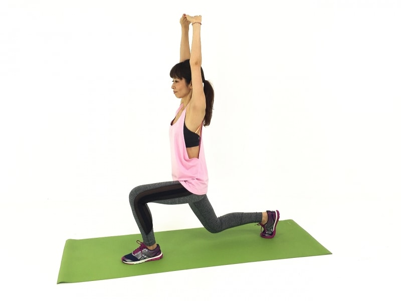 左膝は踵の真上を意識して、土台を安定させましょう