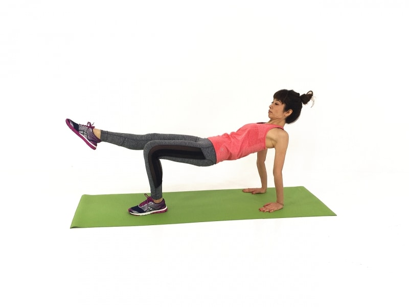 脚はみぞおち(お臍)から伸ばすイメージで、体幹を使うように意識しましょう。