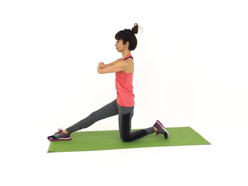 左つま先は立てて、膝を痛めないように注意しましょう。膝が痛い人は、タオルなどを敷いてください。