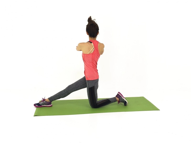 ねじる時には、肩が上がらないように注意してください。