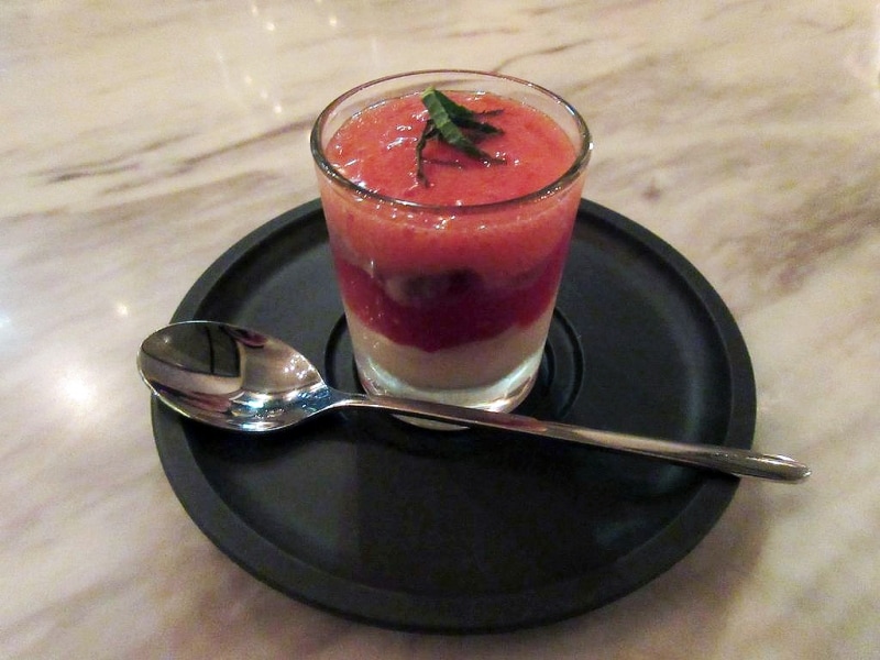 玉葱のクーリと2層トマトのジュレ オレンジとミント風味