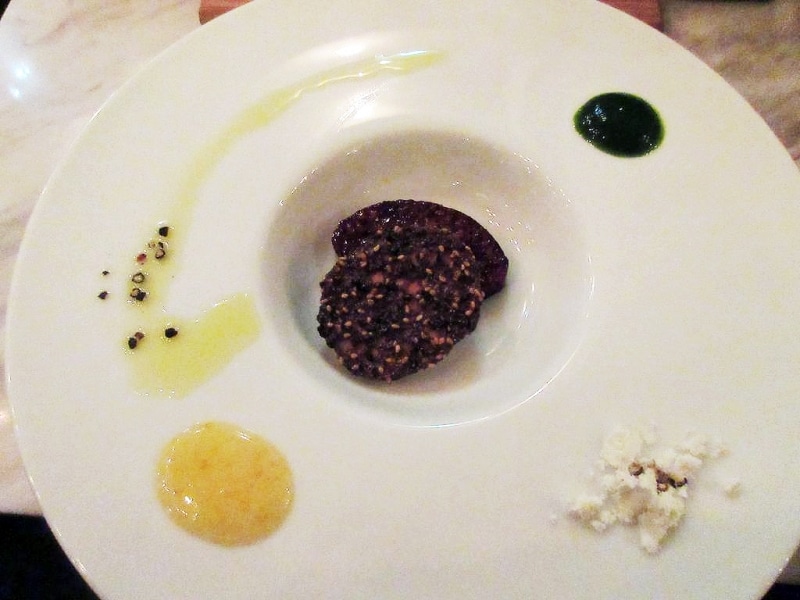 フォアグラのコンフィ 胡麻焼きクルート パンデピスのキャラメリゼ添え