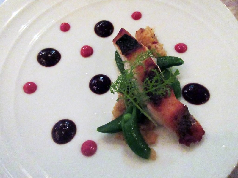 季節の魚のソテー 春豆と赤ワインソース