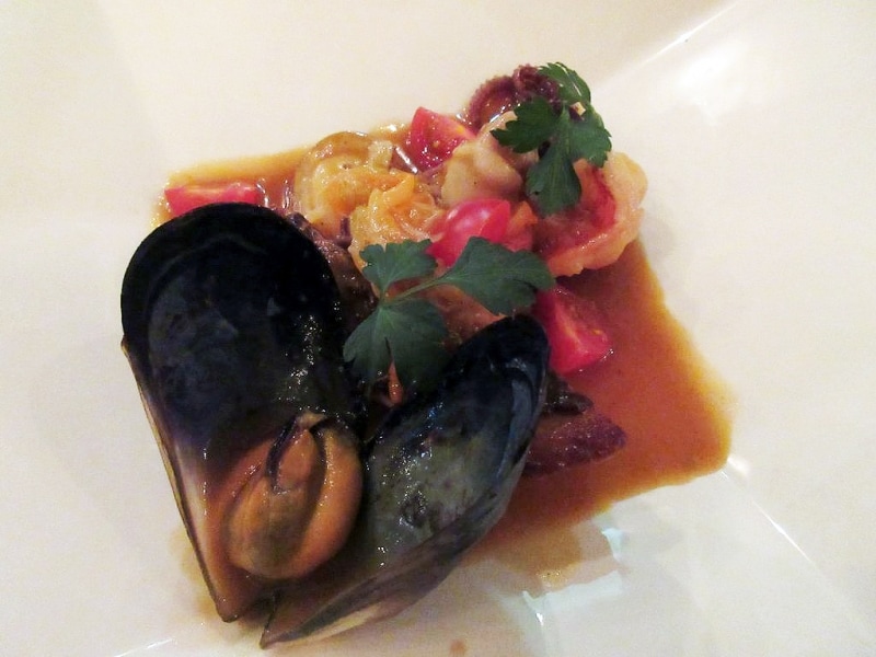 季節の魚、帆立、海老、いか、ムール貝、魚介たっぷりブイヤベース