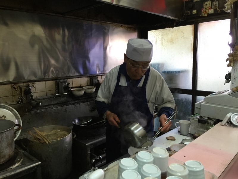 店主の甲立一雄さん