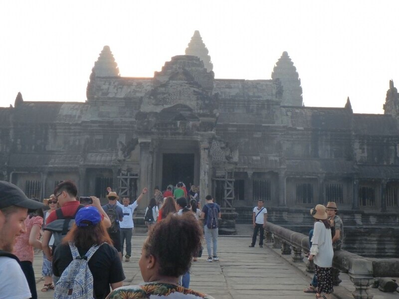 多くの人はみな西門から入っていく