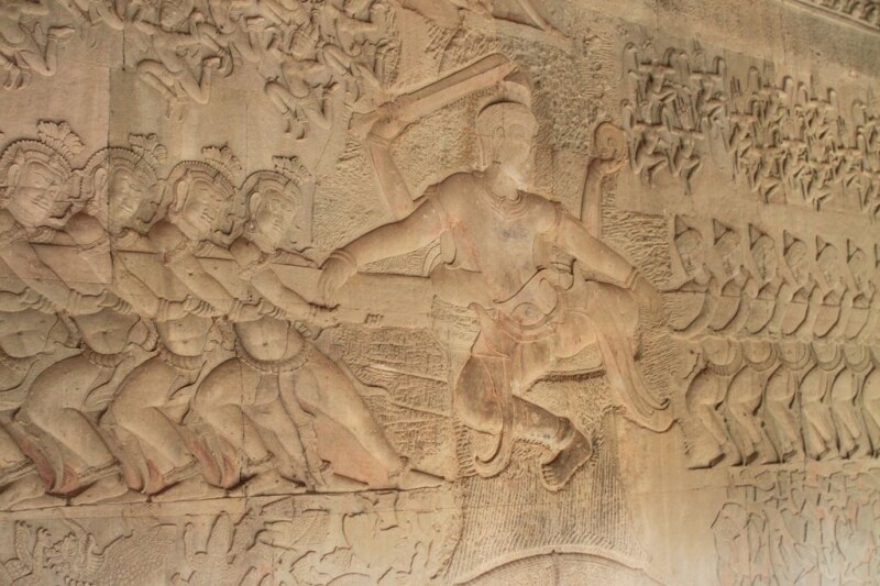 乳海攪拌の様子を描いたレリーフ