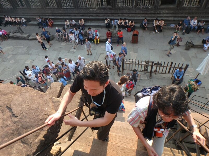 急角度の階段をよじのぼる