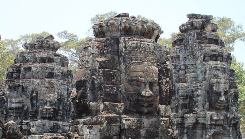 巨大な四面塔が四方八方から見下ろしている