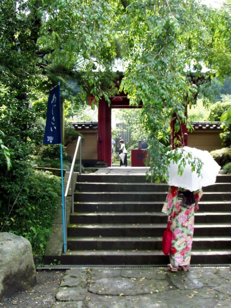 光則寺の朱塗りの山門