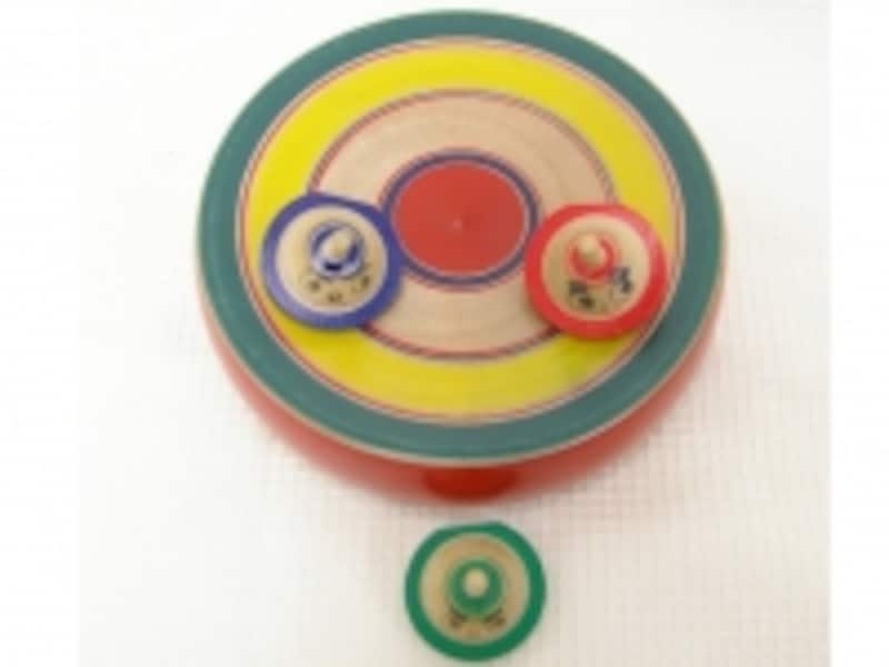 土俵の上で力士独楽をまわして、はっけよーいのこった!