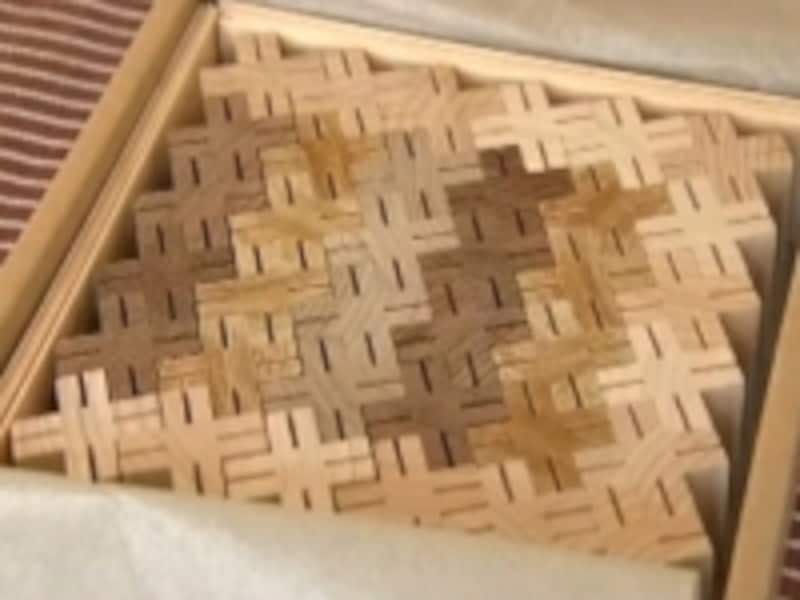 四葉のクローバーをイメージした十字型の木製ブロック