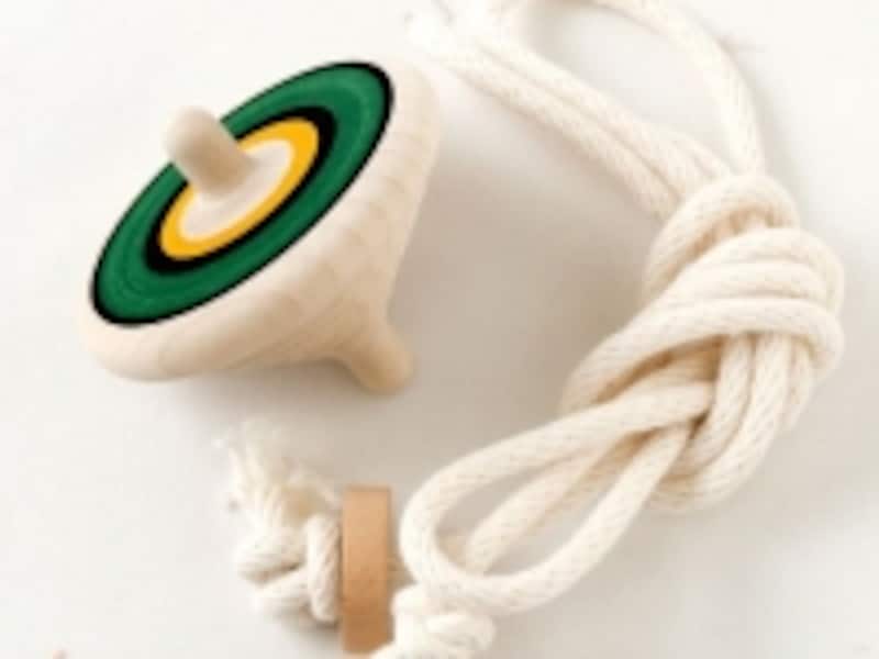 紐を巻く部分にらせん状の溝が入った巻きやすく回しやすいコマ