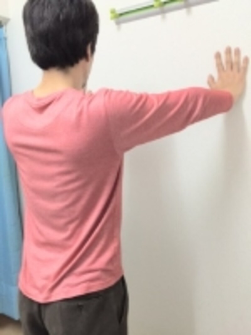 壁に手をつき両腕を伸ばしきった辺りが立ち位置の目安です