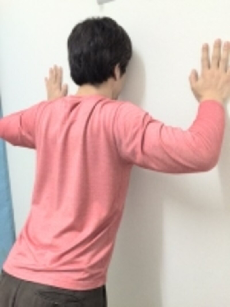 肘を曲げた時に腰が反ると痛む場合があるため、腰は反らないようにご注意ください