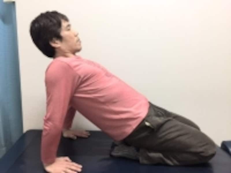 手を着く位置次第で、肩への負担が変わるので、身体から遠めに置いた方が良いと思います