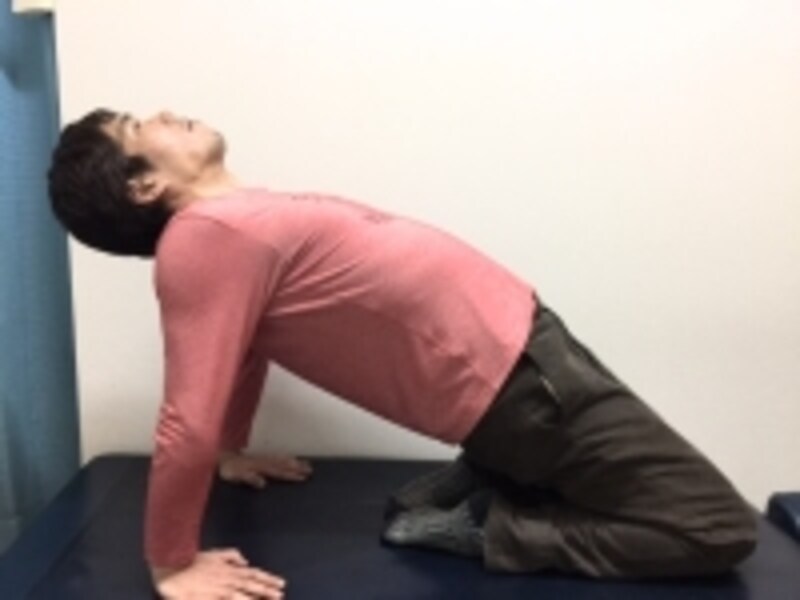 体の前面で滑り台をつくるイメージのポーズになります