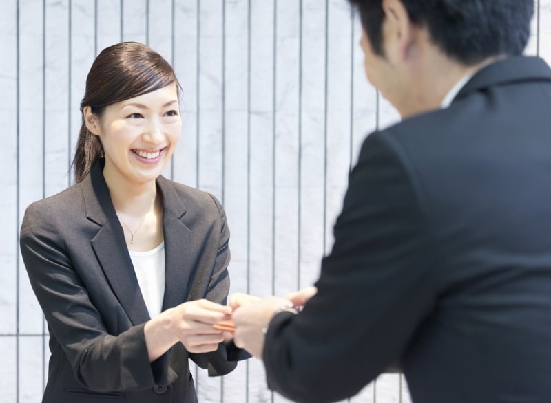 第一印象を左右する名刺交換の場面。運気のよい名刺入れは自信を与えます。