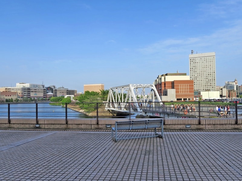 鮫島社長が犬を連れて横切るシーンは日本丸メモリアルパークの桜木町駅側。バックに見えるのは「汽車道」(2016年5月7日撮影)