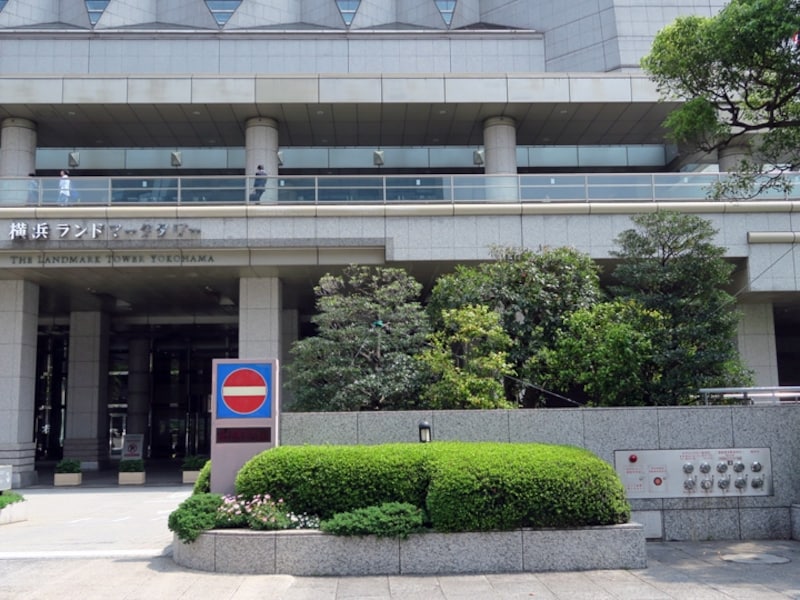 鮫島社長が「犬に名前をつけて欲しい」と美咲を引き留めたシーンでは「横浜ランドマークタワー」のネームプレートが背景に(2016年5月2日撮影)