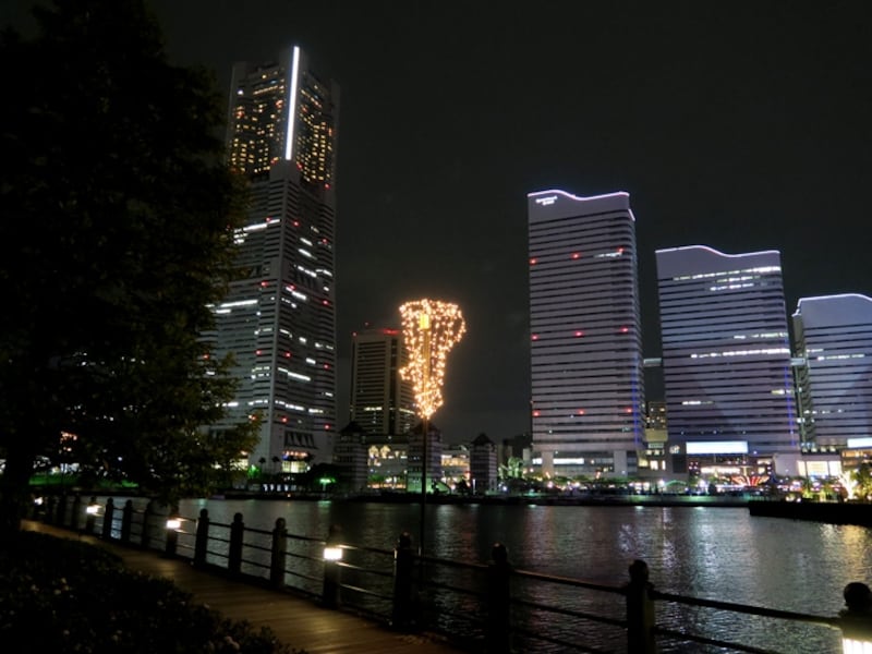 鮫島社長の背中に哀愁が漂っていたシーン。バックにはみなとみらい21のビル群の夜景が(2016年5月3日撮影)