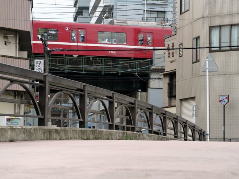 美咲が出勤するシーン。後ろを通る赤い電車(京浜急行)が印象的(2016年5月2日撮影)