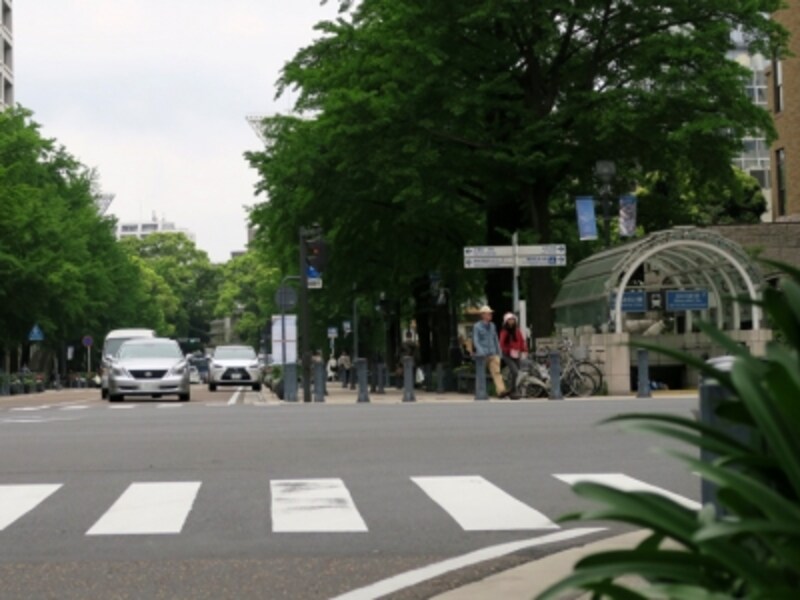 神奈川県庁本庁舎前から横浜スタジアム方面をのぞむ。右側に見えるアーチは、みなとみらい線日本大通駅2番出口（2016年5月3日撮影）