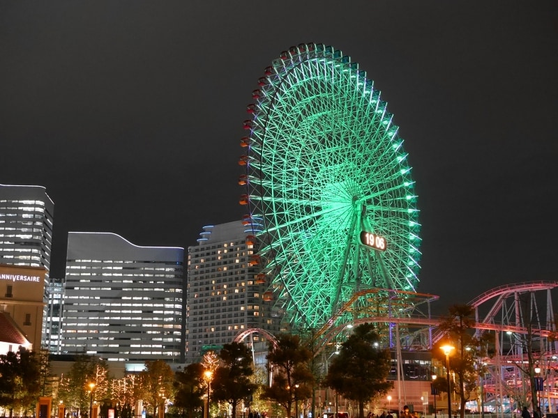 よこはまコスモワールドにある大観覧車「コスモクロック21」。2016年にフルカラーLEDへとリニューアル(2016年4月5日撮影)