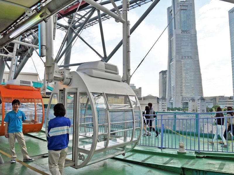 ちなみに、二人が乗ったのは、60台のうち4台しかないシースルーゴンドラでした(2016年6月5日)