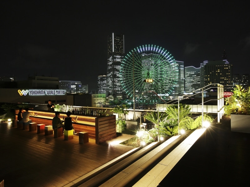 みなとみらいを一望できるルーフトップテラス「THE OCEAN’S BAR」(画像提供:グランドオリエンタルみなとみらい)
