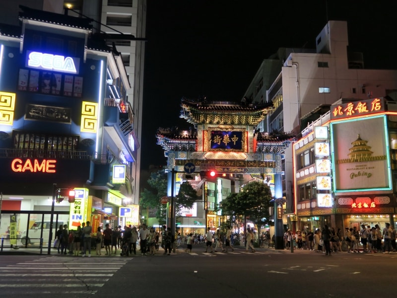 ステイゴールドホテル(ロケ地:ホテルニューグランド)を出た後、美咲を追って「中華街東門」交差点前へ(2016年8月14日撮影)