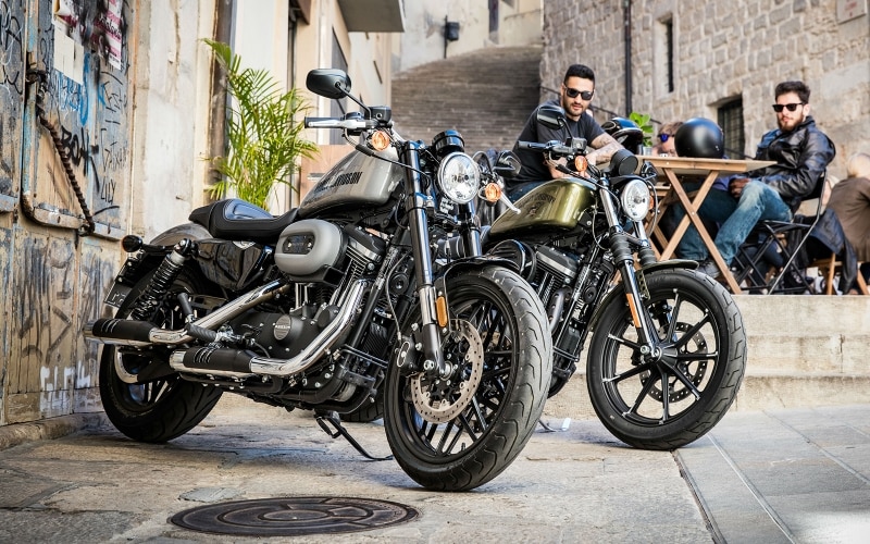 カフェからカフェへ、仲間とともにスポーツライドを楽しむ1960年代のバイクシーンを再現するXL1200CX ロードスター