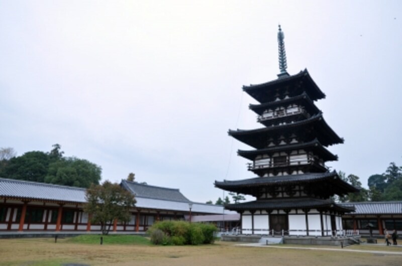 平成32年までの予定で解体修理中の薬師寺東塔。写真は工事に入る直前に撮影