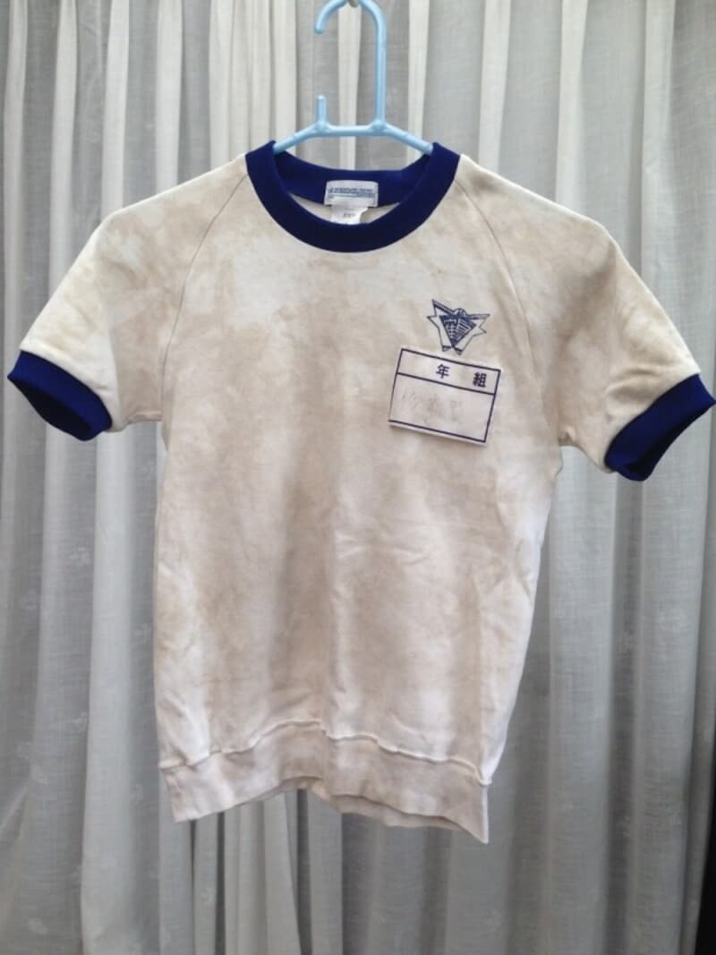 こちらは持ち主が一度普通に洗濯した後のシャツ。まだまだ使える状態じゃありませんでした。