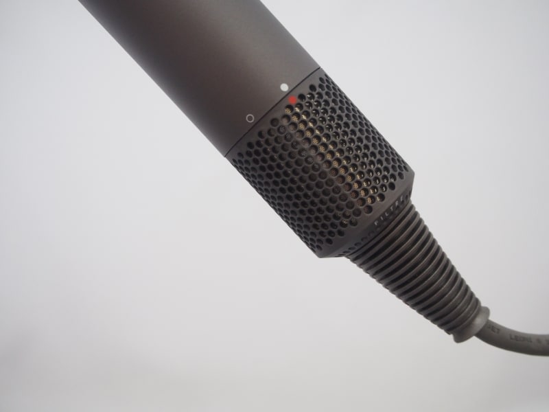 吸気はハンドルの底部から。ホコリが溜まったら、フィルターカバーを外してお手入れする