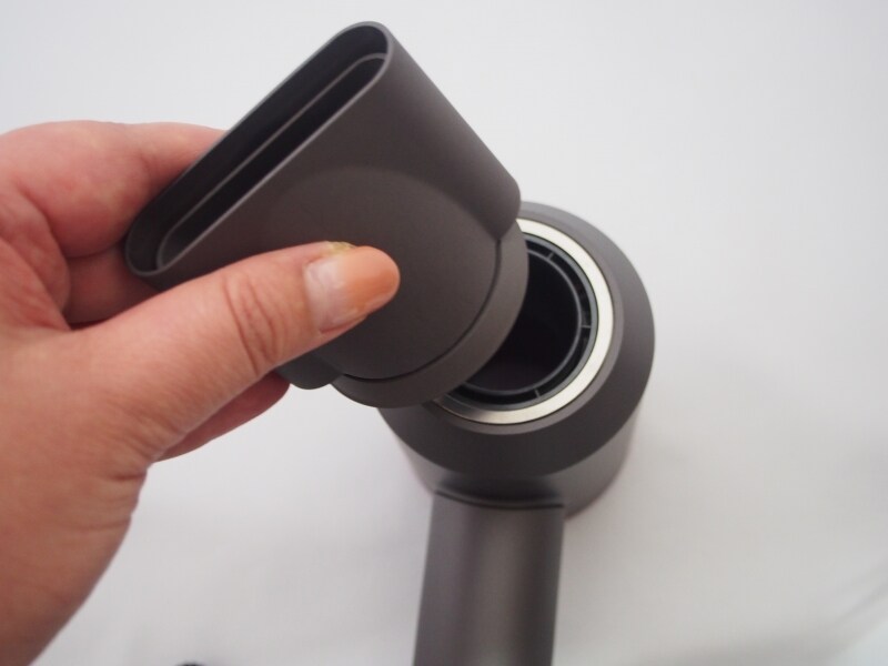 アタッチメントを吹き出し口に近づけると、吸い付くように装着できる
