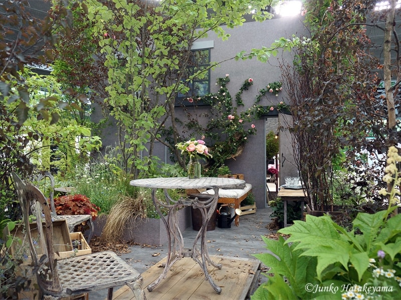 「パリ街角のお花屋さん」の裏庭