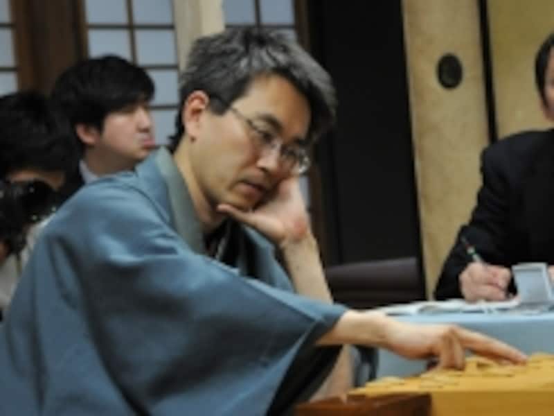 対局中の羽生/大分県にて
