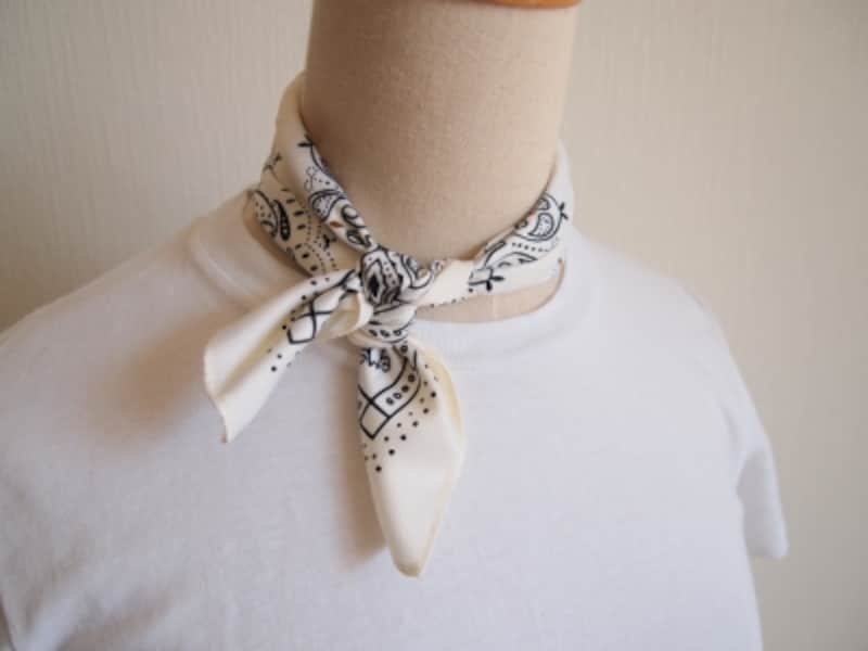 結び目は少し横にずらして