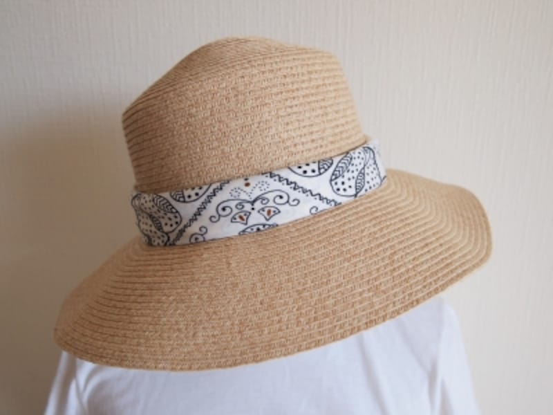 シンプルなハットも違った雰囲気に