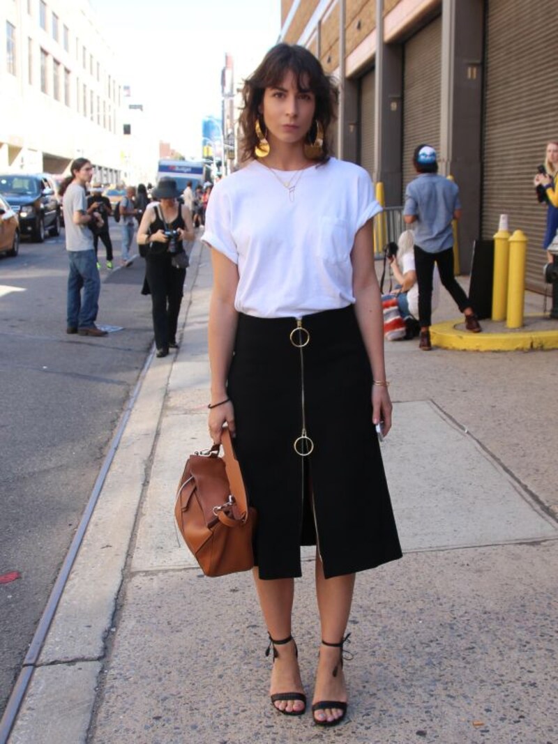 Tシャツの袖口をロールアップ