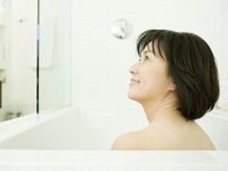 お風呂に入る女性