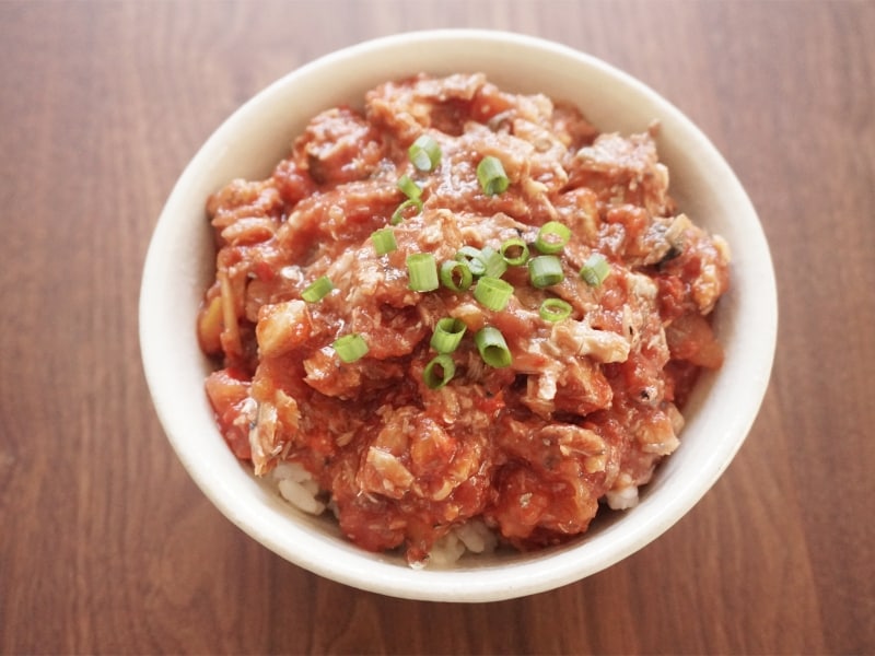 サバのトマチリ丼