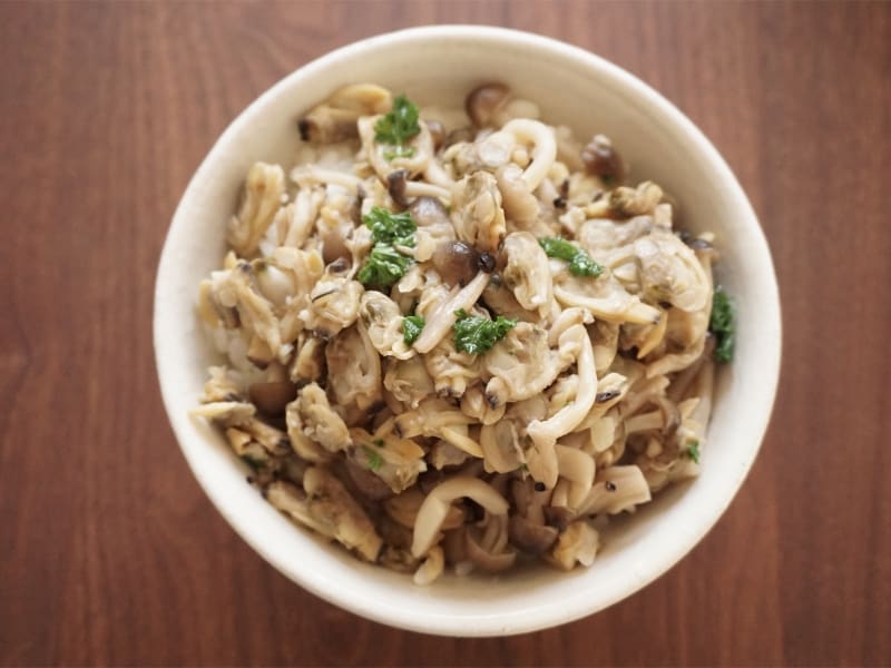 あさりとキノコのガーリックバター丼