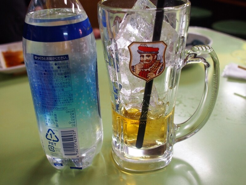 ウィスキーとソーダ水が別々にくる。