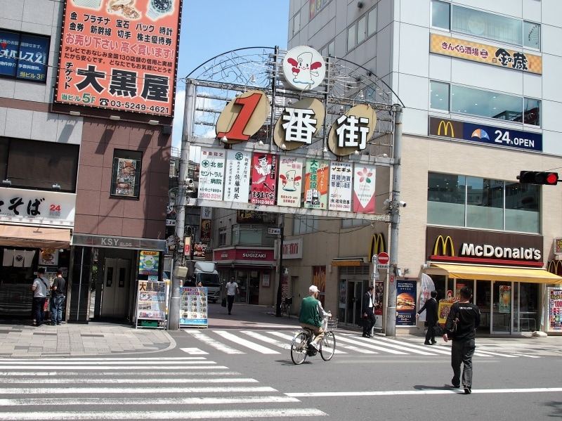 飲食店などが多数ある赤羽を代表する商店街