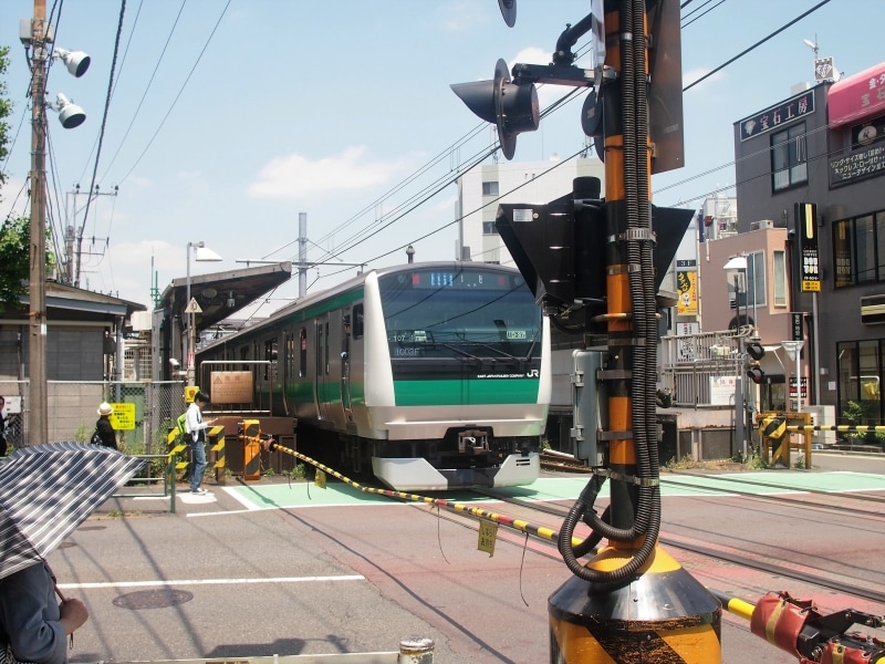 間近に赤羽線を見ることができる